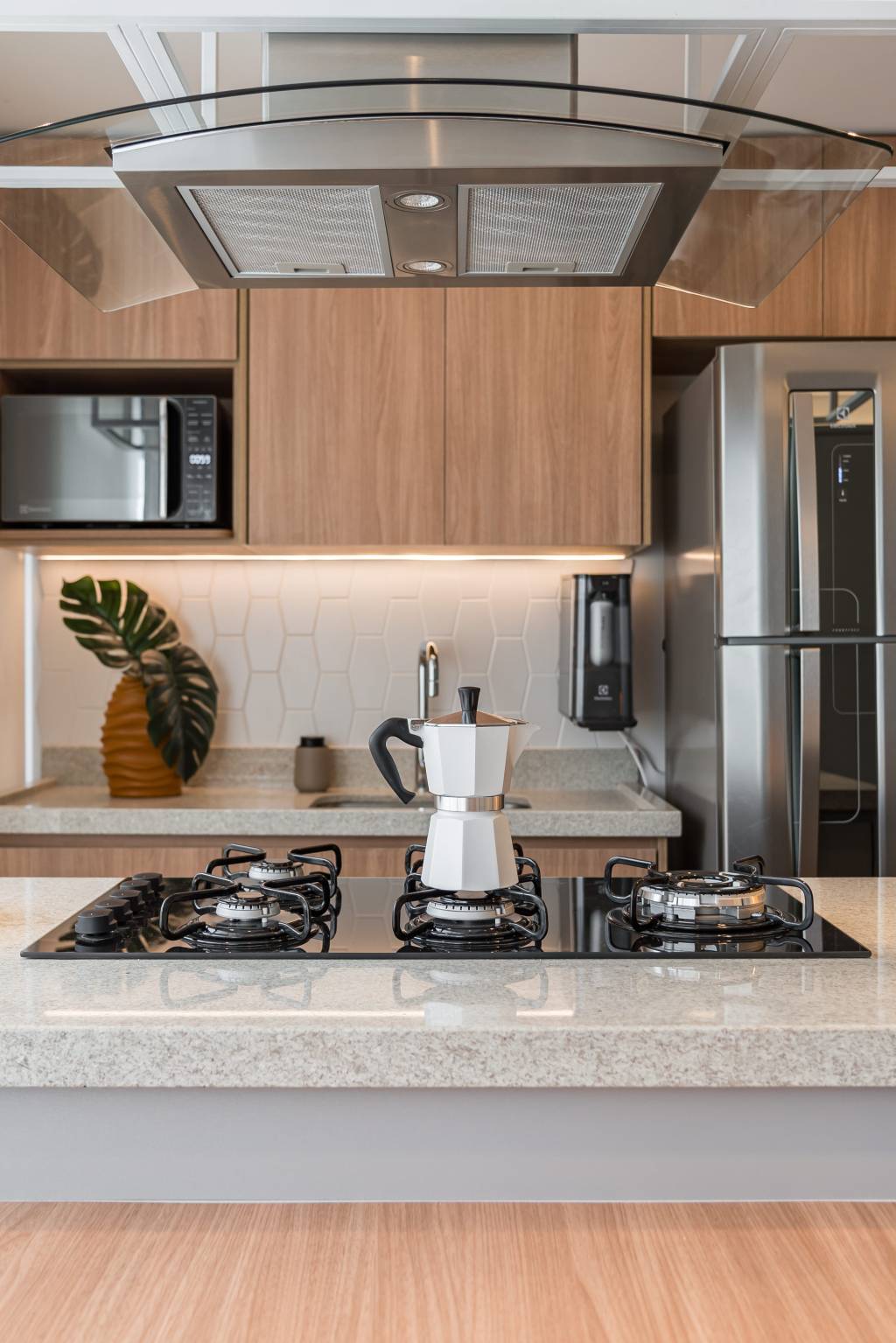 ape-de-45-m2-esconde-a-lavanderia-na-sala-de-estar-inovando-arquitetura-25-cooktop Apê de 45 m² esconde a lavanderia na sala de estar. Projeto da Inovando Arquitetura. Na foto, cooktop com chaleira