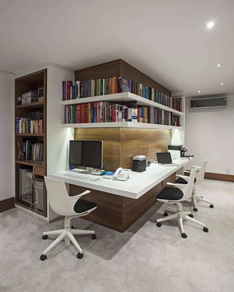 cantinhos-da-casa-ideias-aproveitar-areas-dificeis-kormano-arquitetos-gui-morelli-01 Cantinhos da casa: ideias para decorar e aproveitar as áreas difíceis. Projeto de Korman Arquitetos. Na foto, home office com bancada circundando a parede.