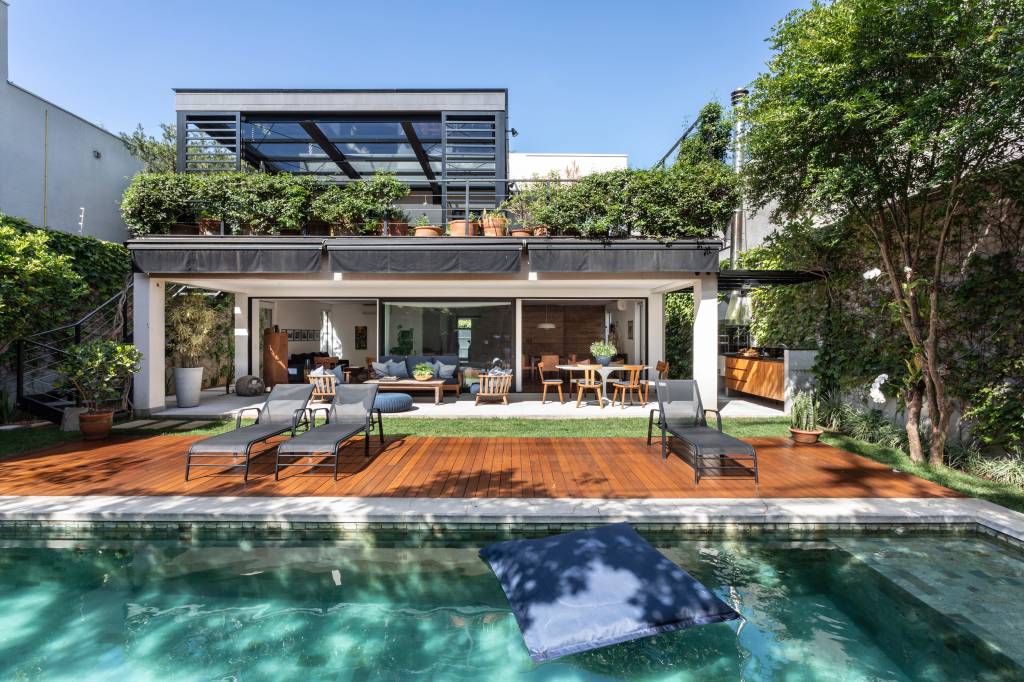 Casa de 400 m² possui suíte com terraço privativo