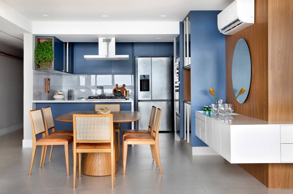 Cozinha com marcenaria em laca azul e MDF tem vista para o mar