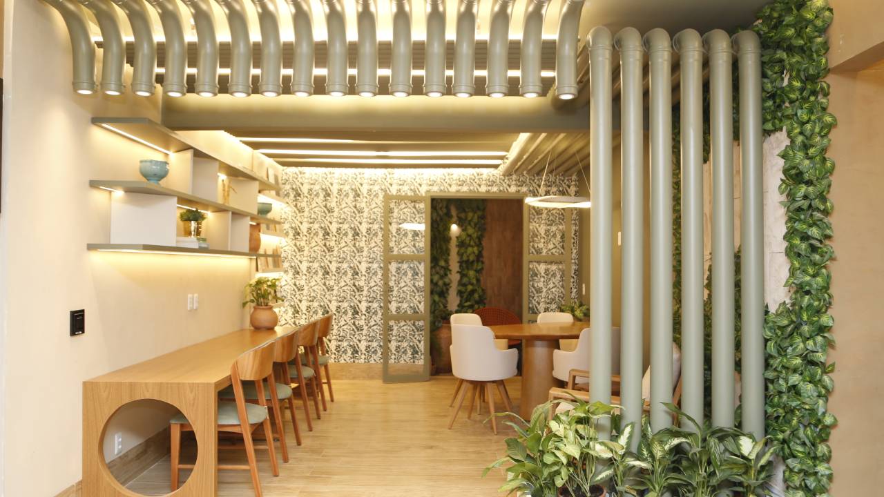 9 ideias de decoração sustentáveis e que cabem no seu bolso! Na foto, luminária com tubos de pvc.