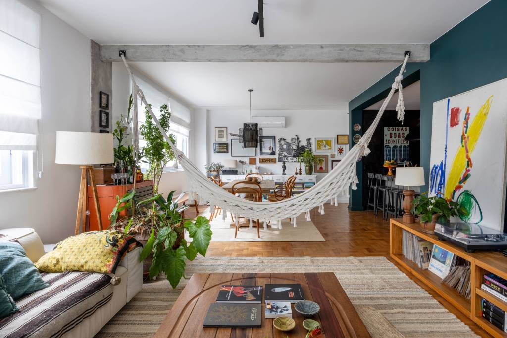 Memórias e histórias de viagem permeiam apê de 170 m²