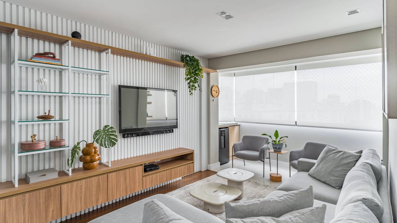 Moderno e funcional: apê de 100 m² destaca materiais de alta qualidade e paleta neutra. Projeto do escritório Inovando Arquitetura. Na foto, sala de estar com mesa de Moderno e funcional: apê de 100 m² destaca materiais de alta qualidade e paleta neutra. Projeto do escritório Inovando Arquitetura. Na foto, sala de estar com tons cinzas
