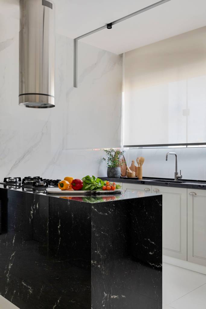 paleta-ancorada-no-preto-ape-painel-ripado-piso-de-porcelanato-rebeca-de-franca-12-cozinha Com paleta ancorada no preto, apê tem painel ripado e piso de porcelanato. Projeto de Rebeca de França. Na foto, cozinha, ilha de granito preto.