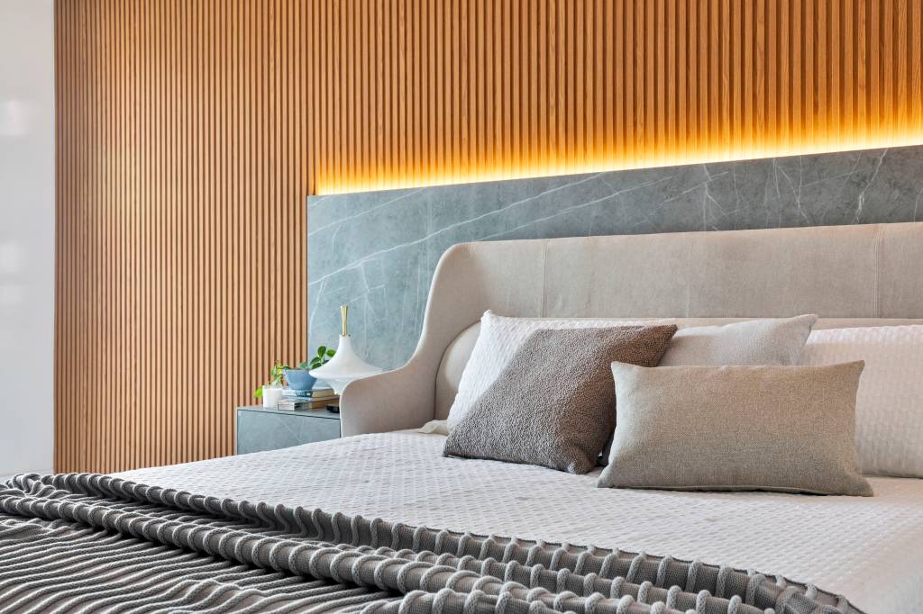 paleta-ancorada-no-preto-ape-painel-ripado-piso-de-porcelanato-rebeca-de-franca-16-quarto-iluminacao-quarto Com paleta ancorada no preto, apê tem painel ripado e piso de porcelanato. Projeto de Rebeca de França. Na foto, quarto, painel dekton, cabeceira, cama.