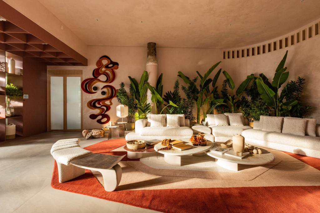 Bilheteria da CASACOR SP faz ode à geologia do Brasil. Projeto de Daniela Funari. Na foto, lounge com luz natural entrando pelas janelas