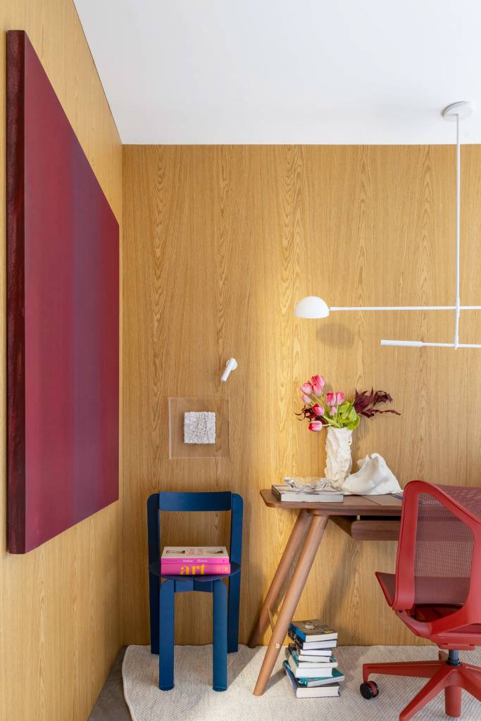Casacor-parana-home-office-tem-abertura-no-piso-e-pecas-vintage-katleen-luizaga-04 CASACOR Paraná: home office tem abertura no piso e peças vintage. Projeto de Katleen Luizaga. Na foto, home office com livros dispostos no chão