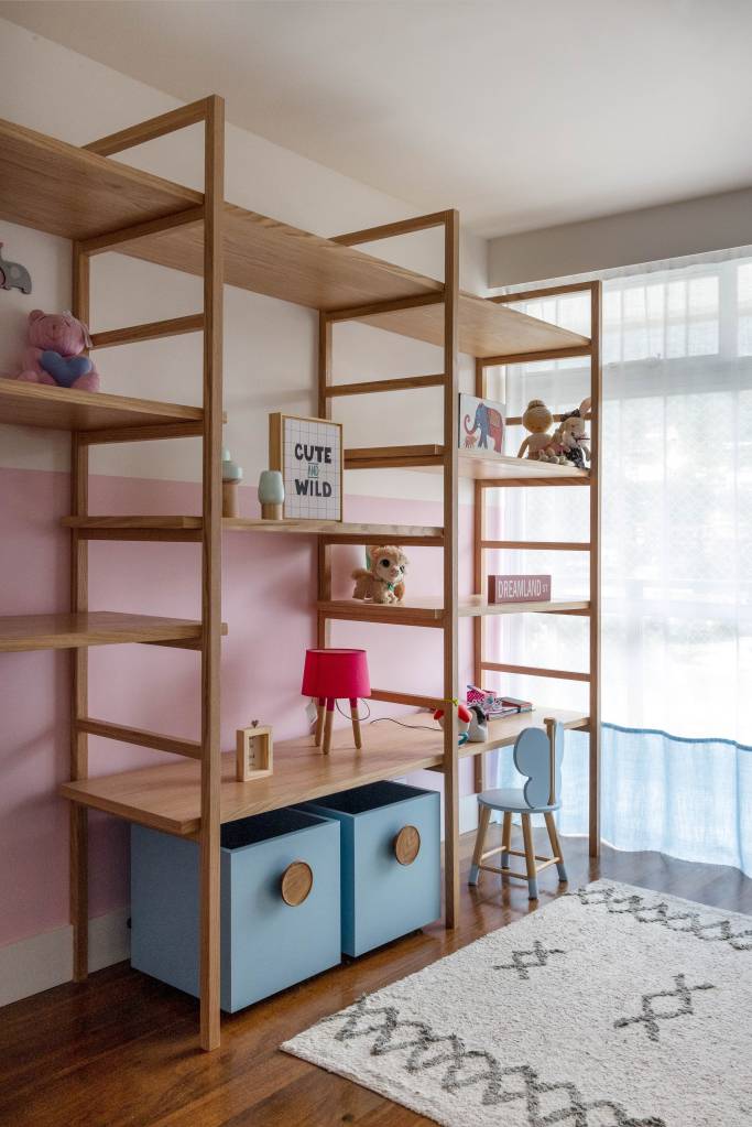 Azulejos pintados à mão com estampas botânicas revestem varanda de apê. Projeto de Renata Lemos. Na foto, quarto infantil, meia parede rosa.