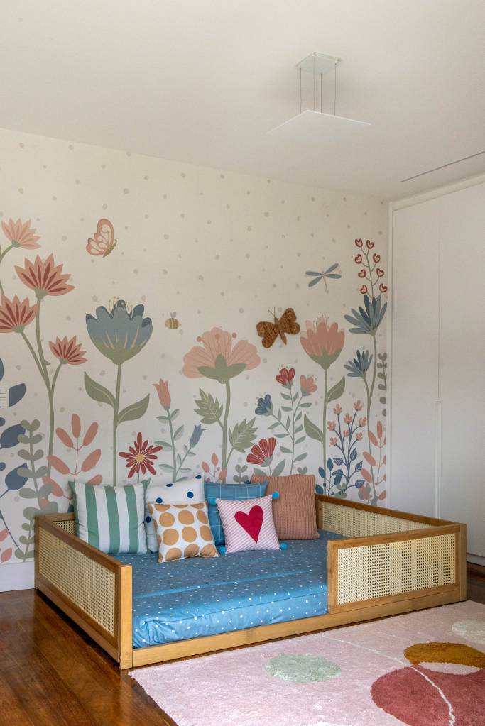 azulejos-pintados-a-mao-revestem-varanda-ape-renata-lemos-20-quarto-infantil Azulejos pintados à mão com estampas botânicas revestem varanda de apê. Projeto de Renata Lemos. Na foto, quarto infantil, papel de parede floral, cama montessoriana.