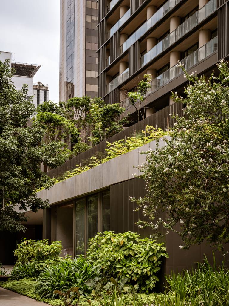 Brises revestem hotel de luxo em São Paulo. Projeto de Studio Arthur Casas. Na foto, exterior do Pulso Hotel