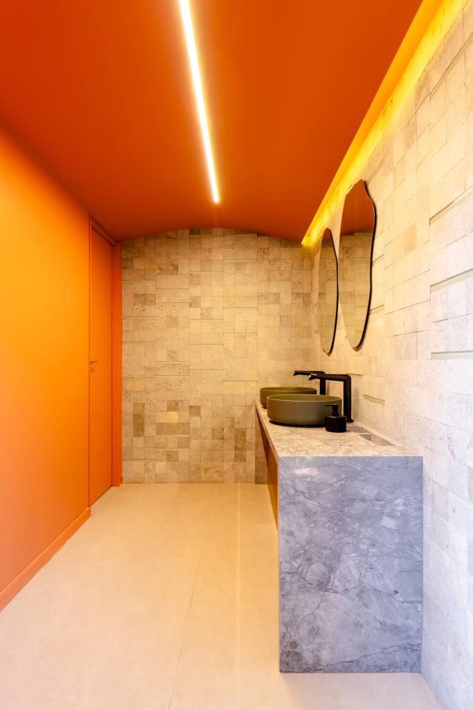 casacor-parana-ambiente-brinca-com-texturas-cores-e-sensações-fernanda-gonçalves-08-banheiro CASACOR Paraná: ambiente brinca com texturas, cores e sensações. Projeto de Fernanda Gonçalves. Na foto, banheiro com parede laranja e cubas verdes