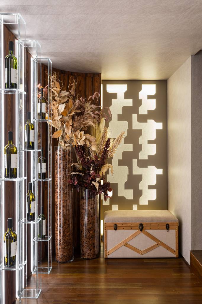 casacor-parana-espaço-exclusivo-celebra-o-vinho-com-adega-residencial-janaina-marques-camila-kubota-01 CASACOR Paraná: espaço exclusivo celebra o vinho com adega residencial. Projeto de Janaina Marques e Camila Kubota. Na foto, ambiente com decoração de garrafas de vinho