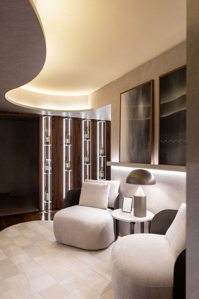 casacor-parana-espaço-exclusivo-celebra-o-vinho-com-adega-residencial-janaina-marques-camila-kubota-06 CASACOR Paraná: espaço exclusivo celebra o vinho com adega residencial. Projeto de Janaina Marques e Camila Kubota. Na foto, adega residencial com poltronas aconchegantes e mesa de apoio com luminária