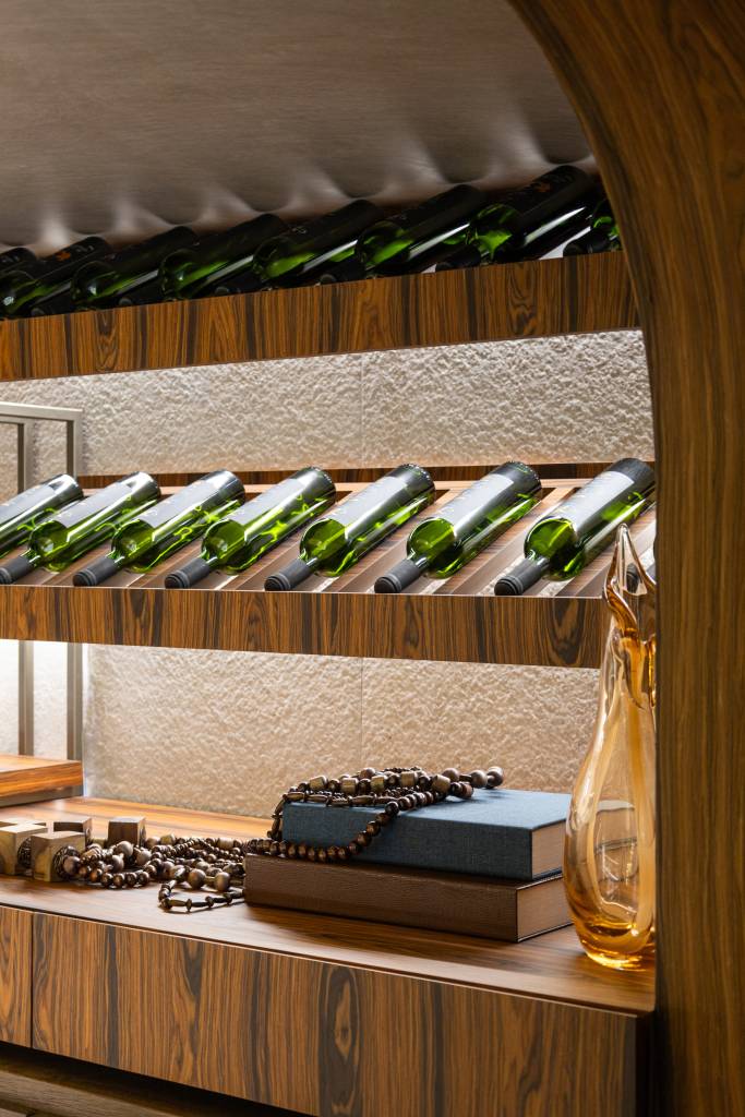 casacor-parana-espaço-exclusivo-celebra-o-vinho-com-adega-residencial-janaina-marques-camila-kubota-09 CASACOR Paraná: espaço exclusivo celebra o vinho com adega residencial. Projeto de Janaina Marques e Camila Kubota. Na foto, adega residencial com mobiliário que destaca vinhos