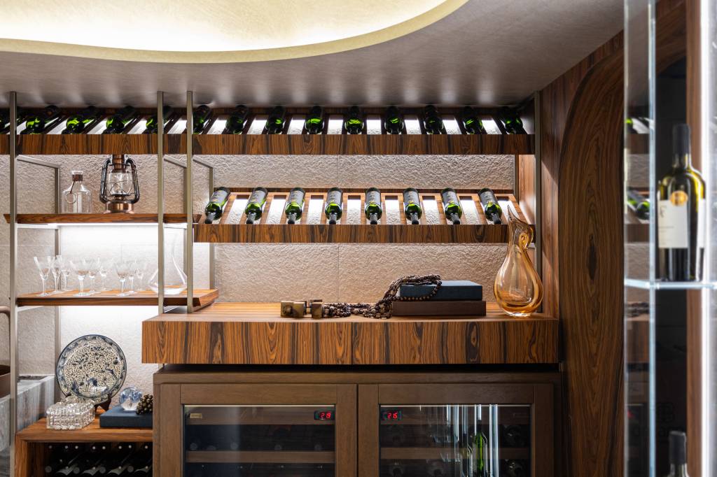 casacor-parana-espaço-exclusivo-celebra-o-vinho-com-adega-residencial-janaina-marques-camila-kubota-12 CASACOR Paraná: espaço exclusivo celebra o vinho com adega residencial. Projeto de Janaina Marques e Camila Kubota. Na foto, adega residencial com mobiliário que destaca rótulos de vinho