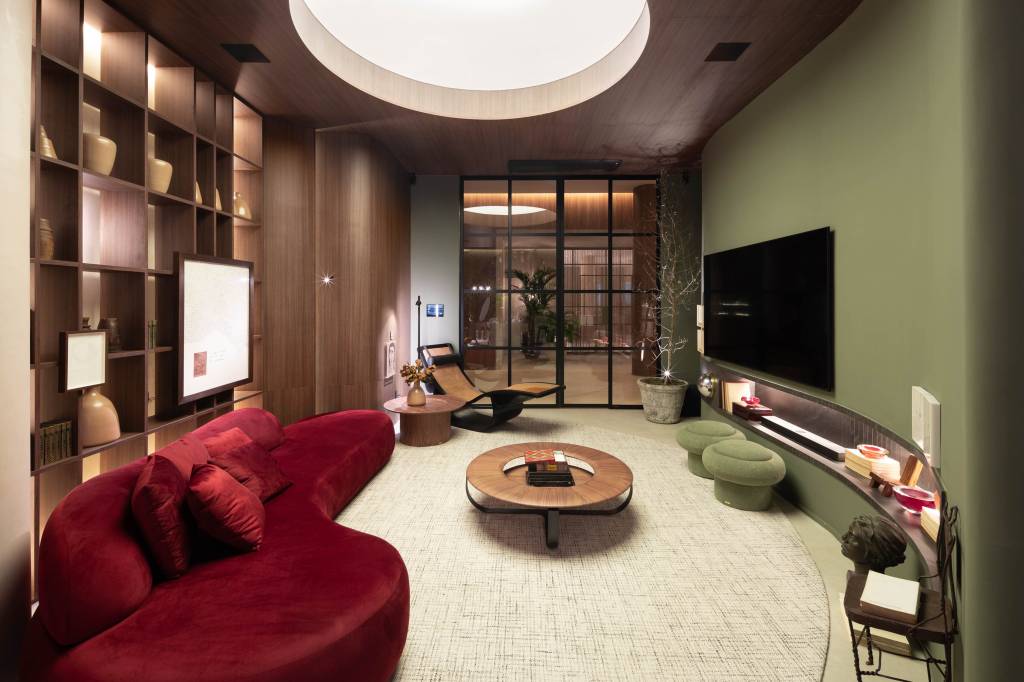 casacor-sao-paulo-ambiente-conta-a-historia-da-arquitetura-ao-longo-dos-seculos-renan-altera-13-sala-tv CASACOR São Paulo: ambiente conta a história da arquitetura ao longo dos séculos. Projeto de Renan Altera. Na foto, sala com de estar e TV com tons de verde e vermelho