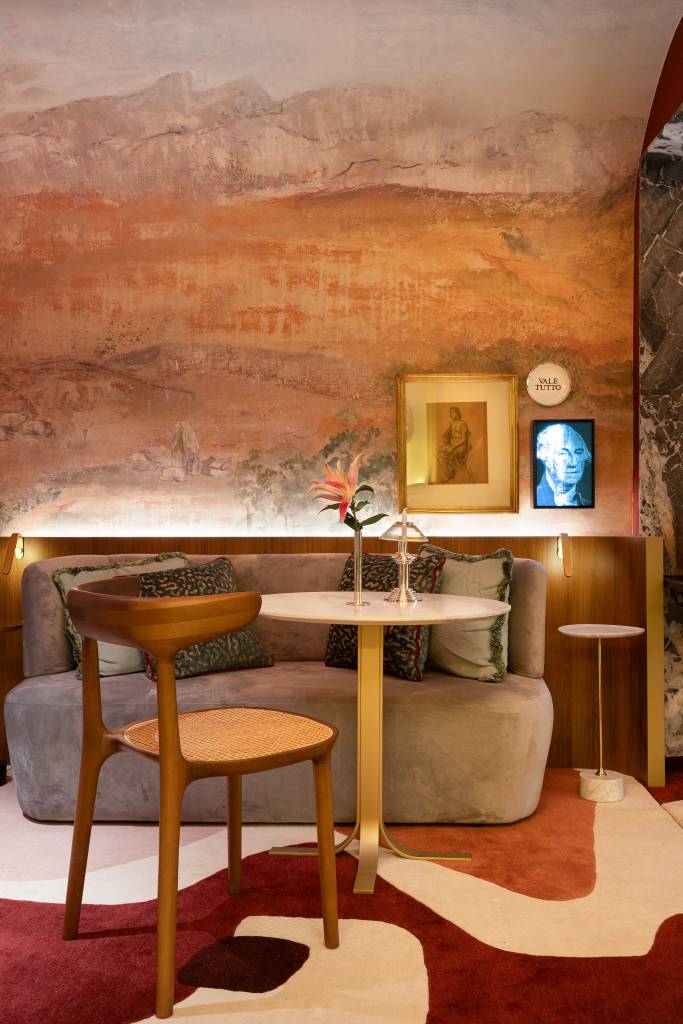 casacor-sao-paulo-bar-une-pecas-colecionadas-ao-redor-do-mundo-rodolfo-fontana-07 CASACOR São Paulo: bar une peças colecionadas ao redor do mundo. Projeto de Rodolfo Fontana. Na foto, bar com um mesa pequena
