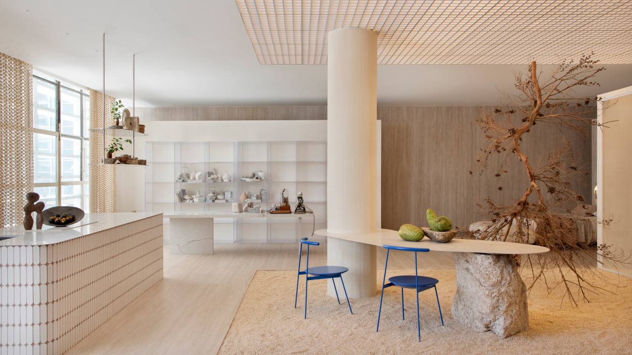 CASACOR SP: ambiente da Portinari é inspirado em galerias de arte. Projeto de Melina Romano. Na foto, sala de estar e cozinha integradas