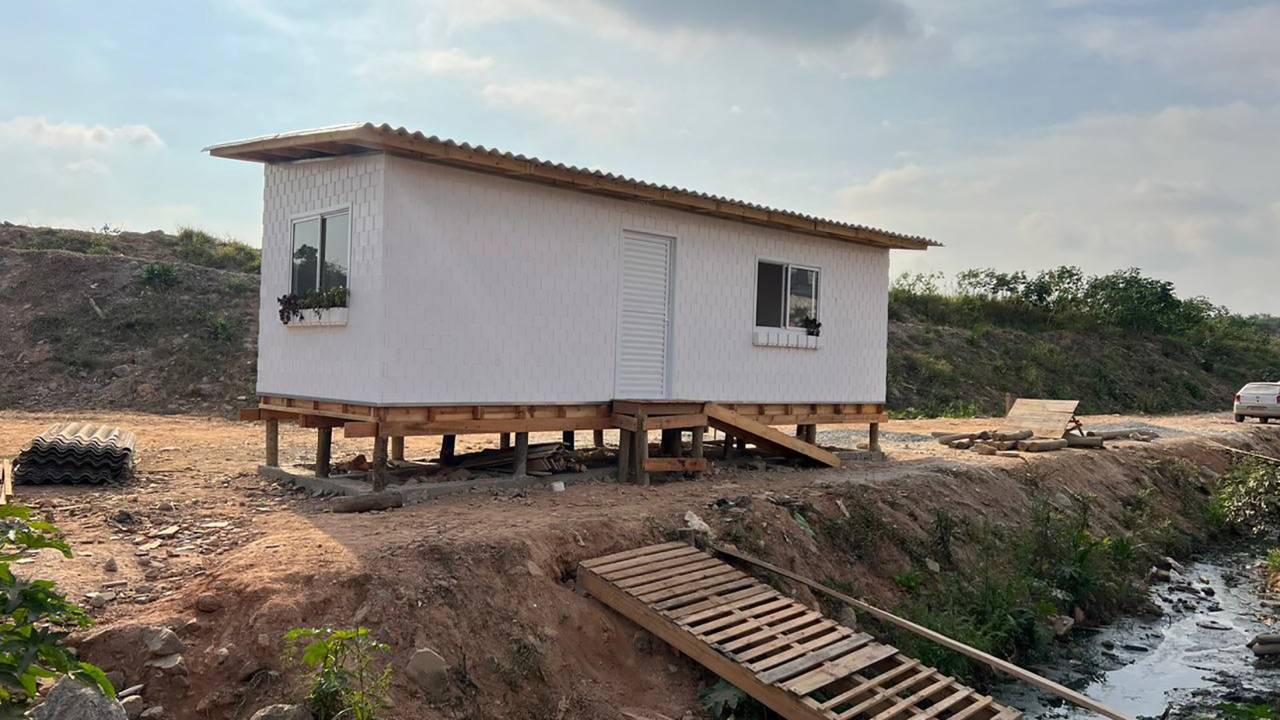 Casas foram construídas com blocos de plástico reciclado. Na foto, projeto de ONG TETO Brasil, Airbnb e Fuplastic.