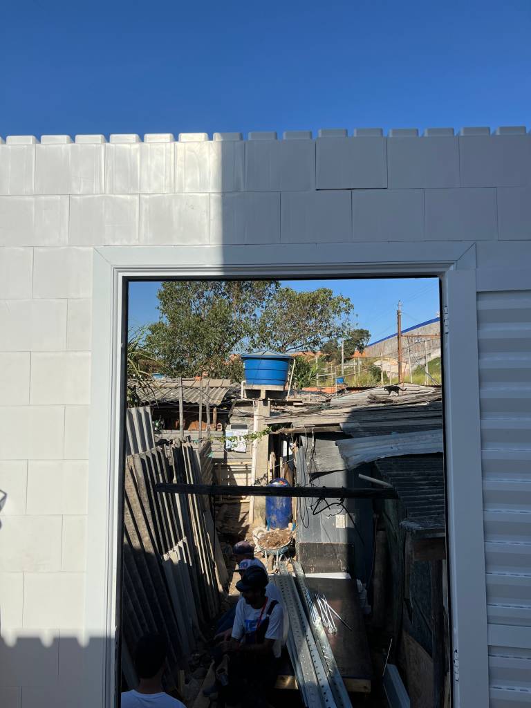 casas-foram-construidas-com-blocos-de-plastico-reciclado-03 Casas foram construídas com blocos de plástico reciclado. Na foto, projeto de ONG TETO Brasil, Airbnb e Fuplastic.