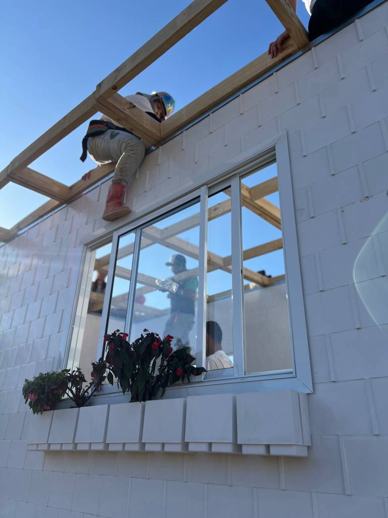 Casas foram construídas com blocos de plástico reciclado. Na foto, projeto de ONG TETO Brasil, Airbnb e Fuplastic.