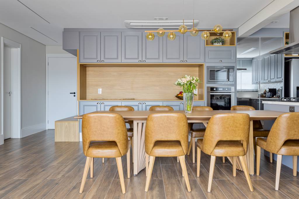 Cinza, branco, madeira e azul dão sensação de fluidez e tranquilidade neste apê