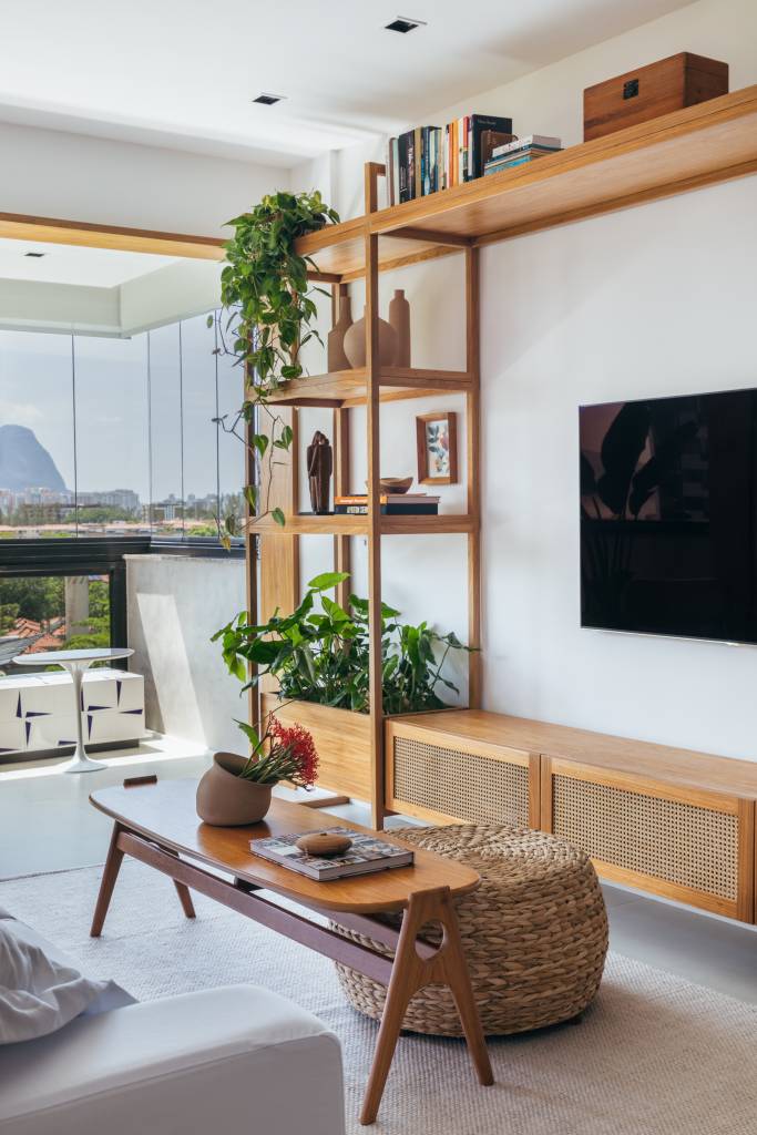decoracao-contemporanea-cozy-ar-de-casa-ape-100-m-studio-a-g-arquitetura-01-sala Decoração contemporânea cozy dá ar de casa para apê de 100 m². Projeto de Studio A+G. Na foto, sala de estar, estante em marcenaria e palhinha.