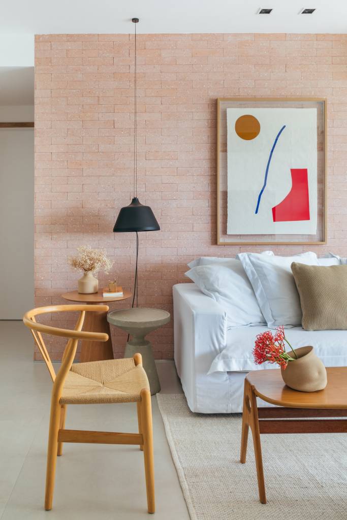 decoracao-contemporanea-cozy-ar-de-casa-ape-100-m-studio-a-g-arquitetura-07-sala-tijolinhos Decoração contemporânea cozy dá ar de casa para apê de 100 m². Projeto de Studio A+G. Na foto, sala de estar, parede de tijolinhos, sofá branco.