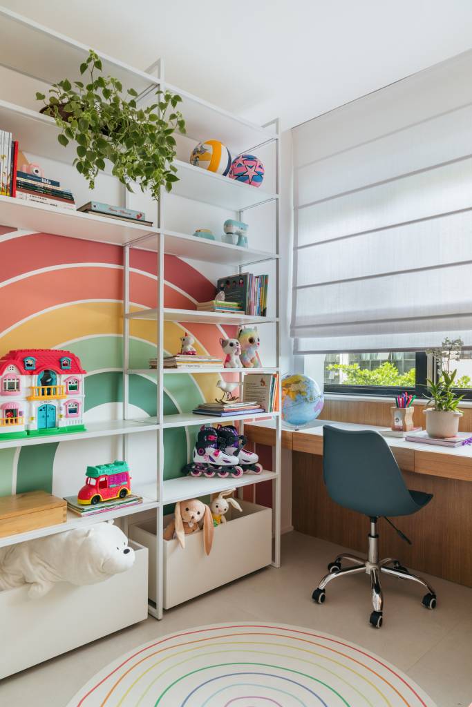 decoracao-contemporanea-cozy-ar-de-casa-ape-100-m-studio-a-g-arquitetura-19-quarto-infantil-arco-iris Decoração contemporânea cozy dá ar de casa para apê de 100 m². Projeto de Studio A+G. Na foto, quarto infantil, arco íris na parede, persiana.