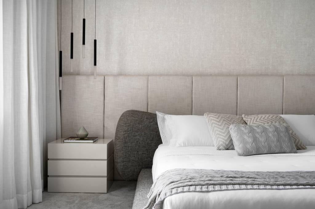 dois-quartos-integrados-aumentar-suite-ape-minimalista-aw-arquitetura-13-quarto Dois quartos são integrados para aumentar suíte de apê minimalista. Projeto de AW Arquitetura. Na foto, quarto, cama baixa, cabeceira estofada.