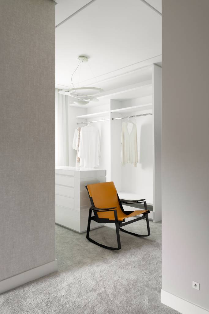 dois-quartos-integrados-aumentar-suite-ape-minimalista-aw-arquitetura-15-closet Dois quartos são integrados para aumentar suíte de apê minimalista. Projeto de AW Arquitetura. Na foto, closet branco.