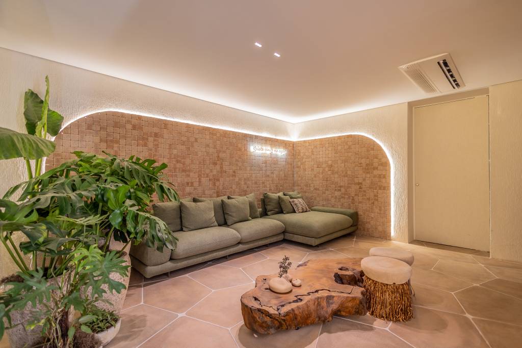 estudio-88-m-recursos-acessibilidade-de-forma-elegante-advp-arquitetura-casacor-07 Estúdio de 88 m² traz recursos de acessibilidade de forma elegante e estética. Projeto de ADVP para a CASACOR São Paulo 2024. Na foto, sala de estar, sofá verde.