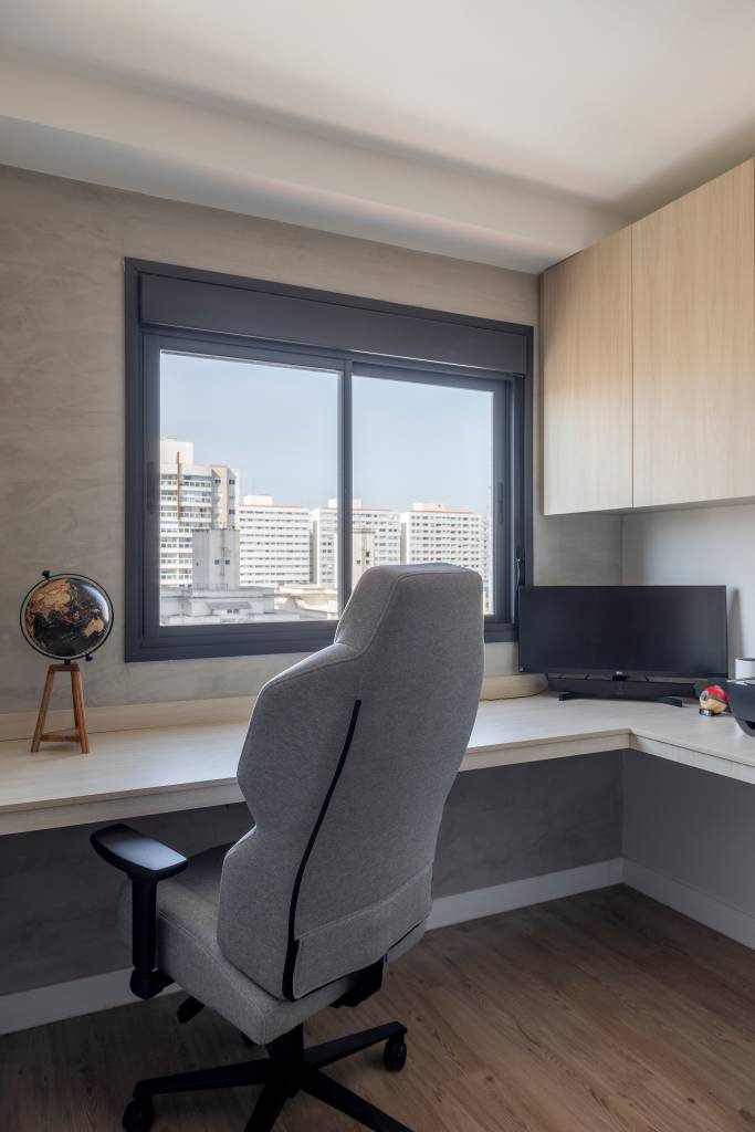 funkos-livros-ganham-destaque-ape-64-m-vitoria-lacerda-13-home-office Funkos e livros ganham destaque em reforma de apê de 64 m². Projeto de Vitoria Lacerda. Na foto, home office, bancada branca em L.