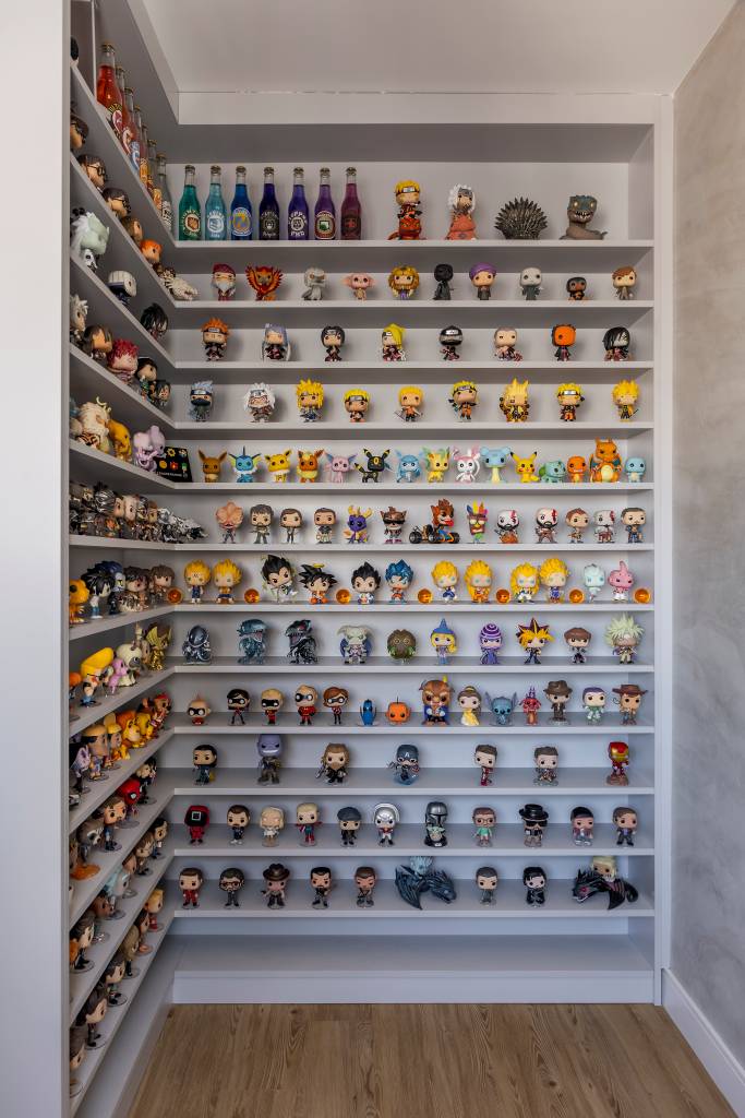 funkos-livros-ganham-destaque-ape-64-m-vitoria-lacerda-14 Funkos e livros ganham destaque em reforma de apê de 64 m². Projeto de Vitoria Lacerda. Na foto, estante com funkos.