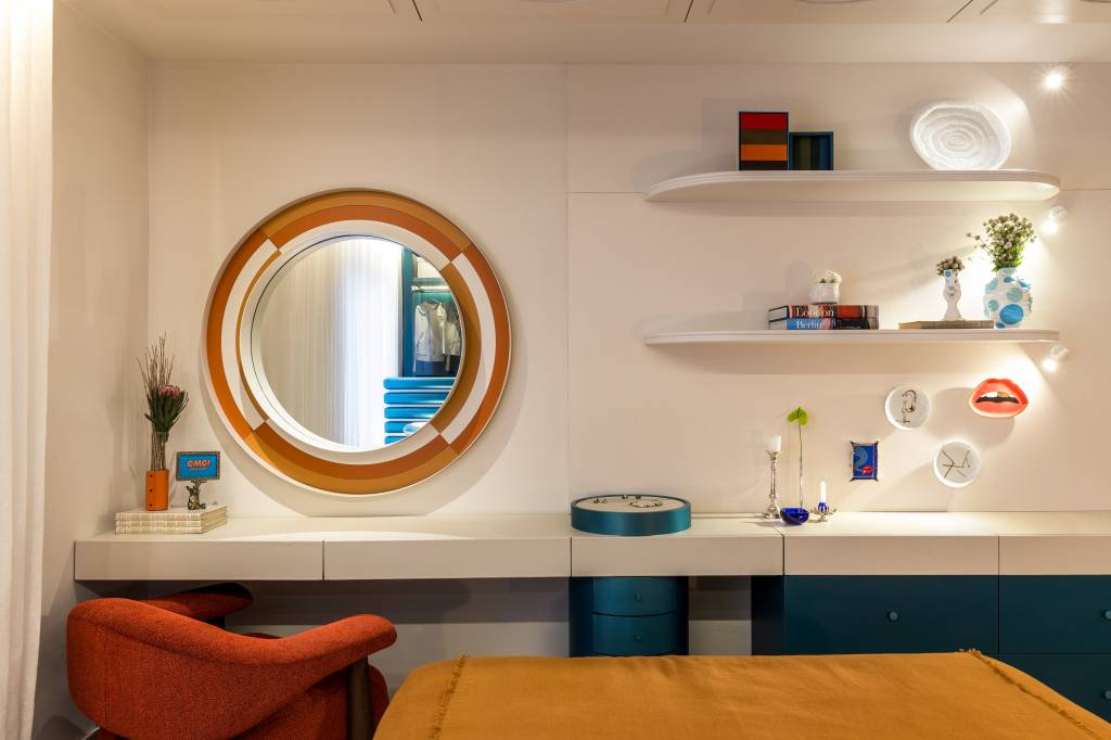 happy-chic-quarto-inspirado-na-estetica-da-decada-de-1980-flavia-egg-bonet-05 Happy Chic: quarto inspirado na estética da década de 1980. Projeto de Flávia Egg Bonet. Na foto, bancada com espelho colorido