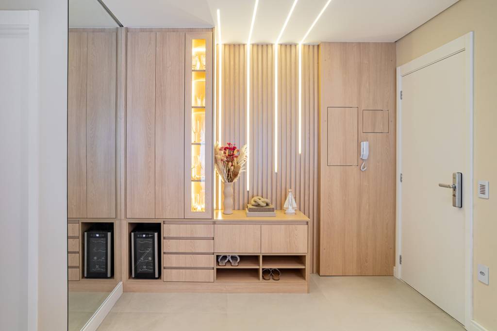 jardim-vertical-sala-traz-verde-ape-ilha-de-marmore-cozinha-lar-monde-arquitetura-10-hall-entrada-sapateira Jardim vertical na sala traz verde para apê com ilha de mármore na cozinha. Projeto de Lar Monde Arquitetura. Na foto, hall de entrada, sapateira, iluminação com fitas de led.