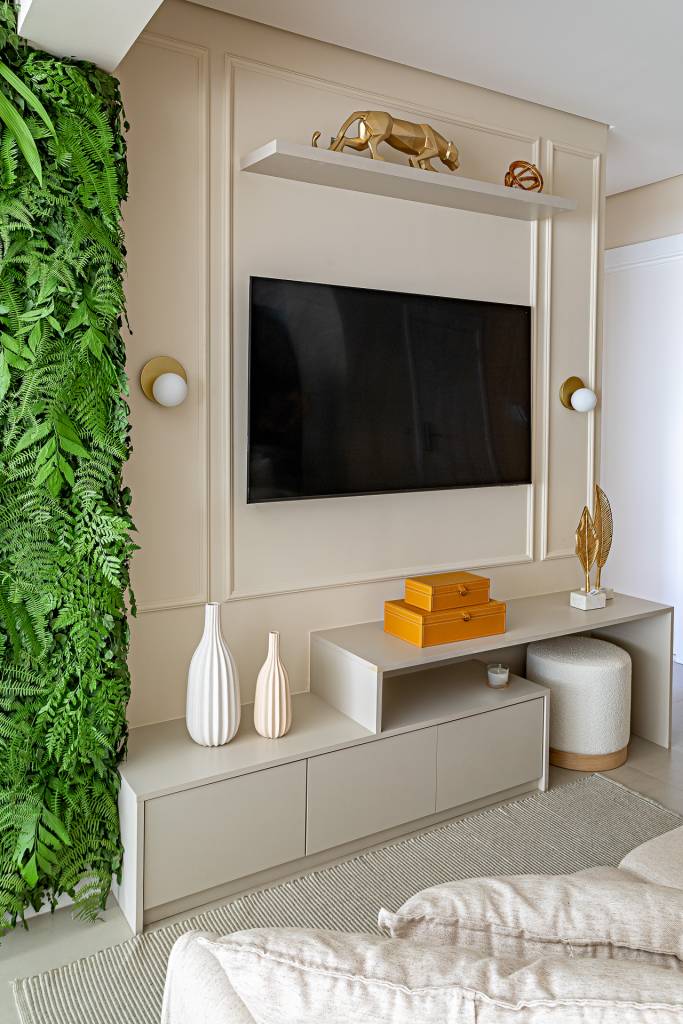 jardim-vertical-sala-traz-verde-ape-ilha-de-marmore-cozinha-lar-monde-arquitetura-11-boiserie-tv Jardim vertical na sala traz verde para apê com ilha de mármore na cozinha. Projeto de Lar Monde Arquitetura. Na foto, sala de tv, boiserie, rack bege.