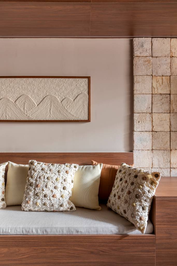 lavanderia-traz-a-riqueza-do-artesanato-mineiro-leticia-nannetti-02-sofa Lavanderia traz a riqueza do artesanato mineiro. Projeto de Leticia Nannetti. Na foto, sofá e almofadas com detalhes