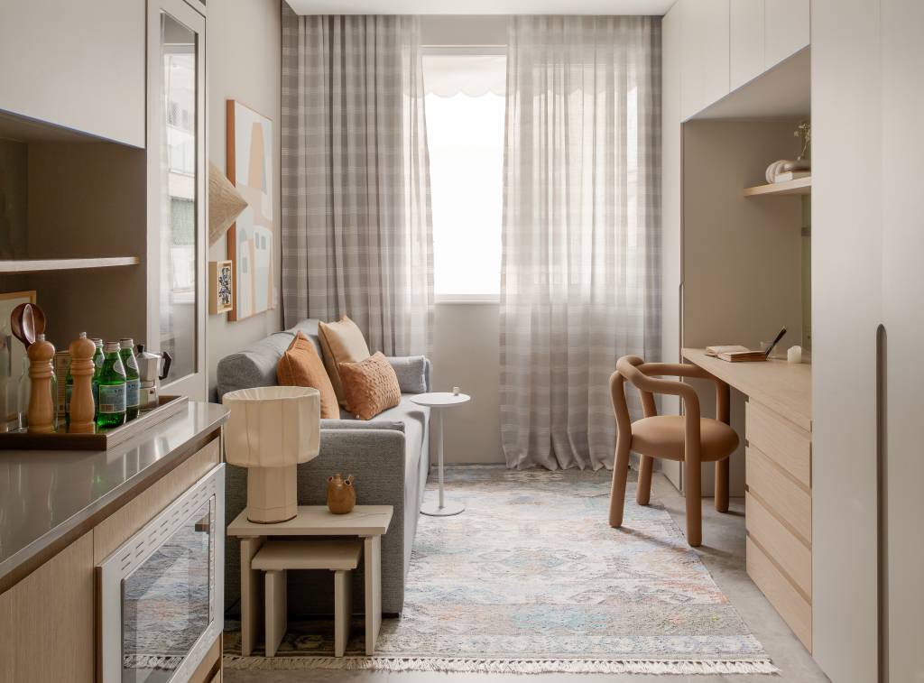 Mini apê japandi de 24 m² tem sofá-cama, lavanderia e formas arredondadas