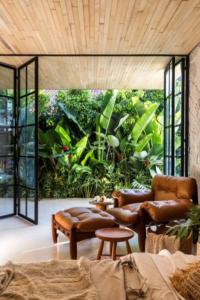 pedras-e-vegetacao-em-abundancia-marcam-a-estetica-organica-deste-loft-maria-alice-crippa-gustavo-assis-03-poltrona Pedras e vegetação em abundância marcam a estética orgânica deste loft. Projeto de Maria Alice Crippa e Gustavo Assis. Na foto, Poltrona Mole de Sérgio Rodrigues