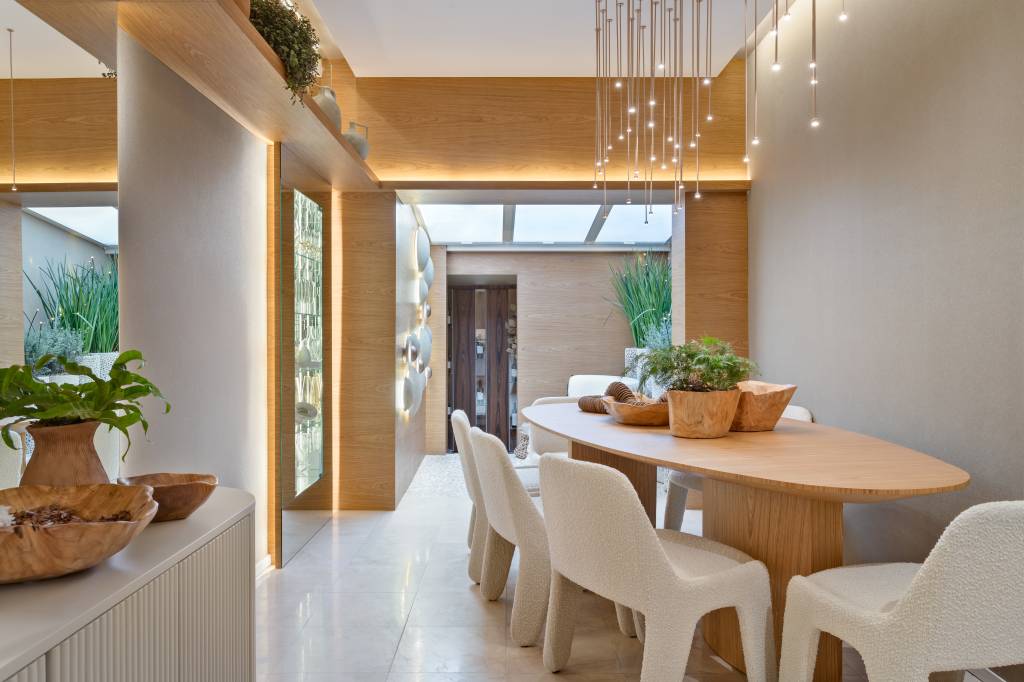 Sala de jantar pequena soluciona circulação com linhas curvas