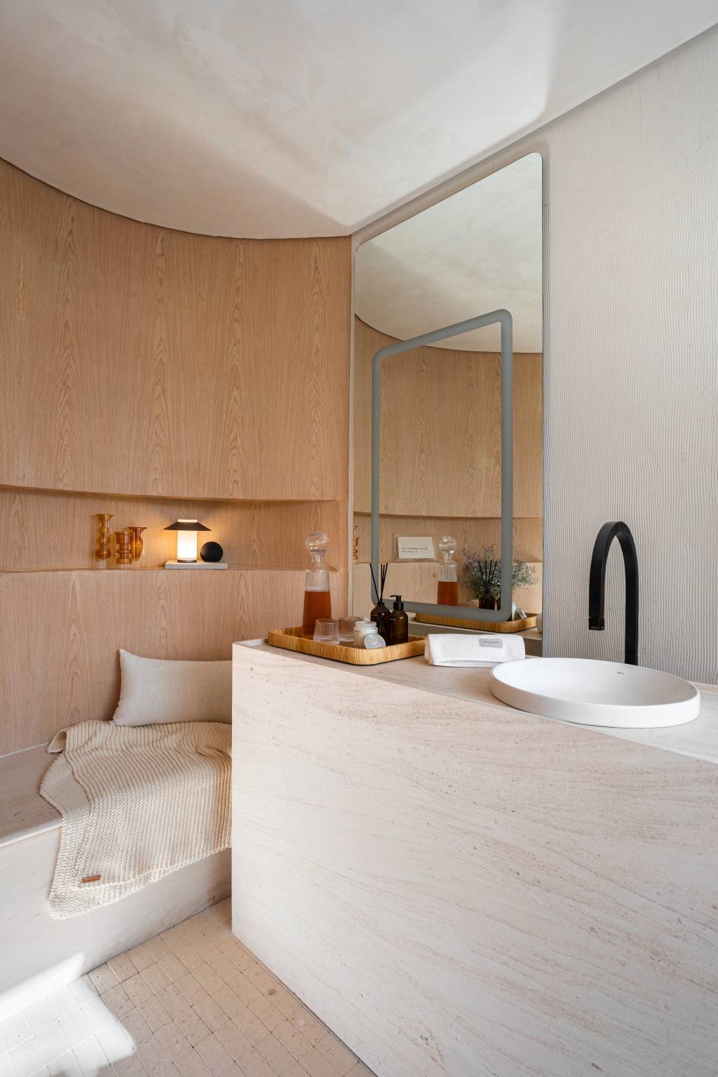 spa-em-casa-banheiro-conecta-arquitetura-e-natureza-bruno-dutkievicz-raphael-meza-05-pia SPA em Casa: banheiro conecta arquitetura e natureza. Projeto de Bruno Dutkievicz e Raphael Meza. Na foto, banheiro com banco ao lado da pia