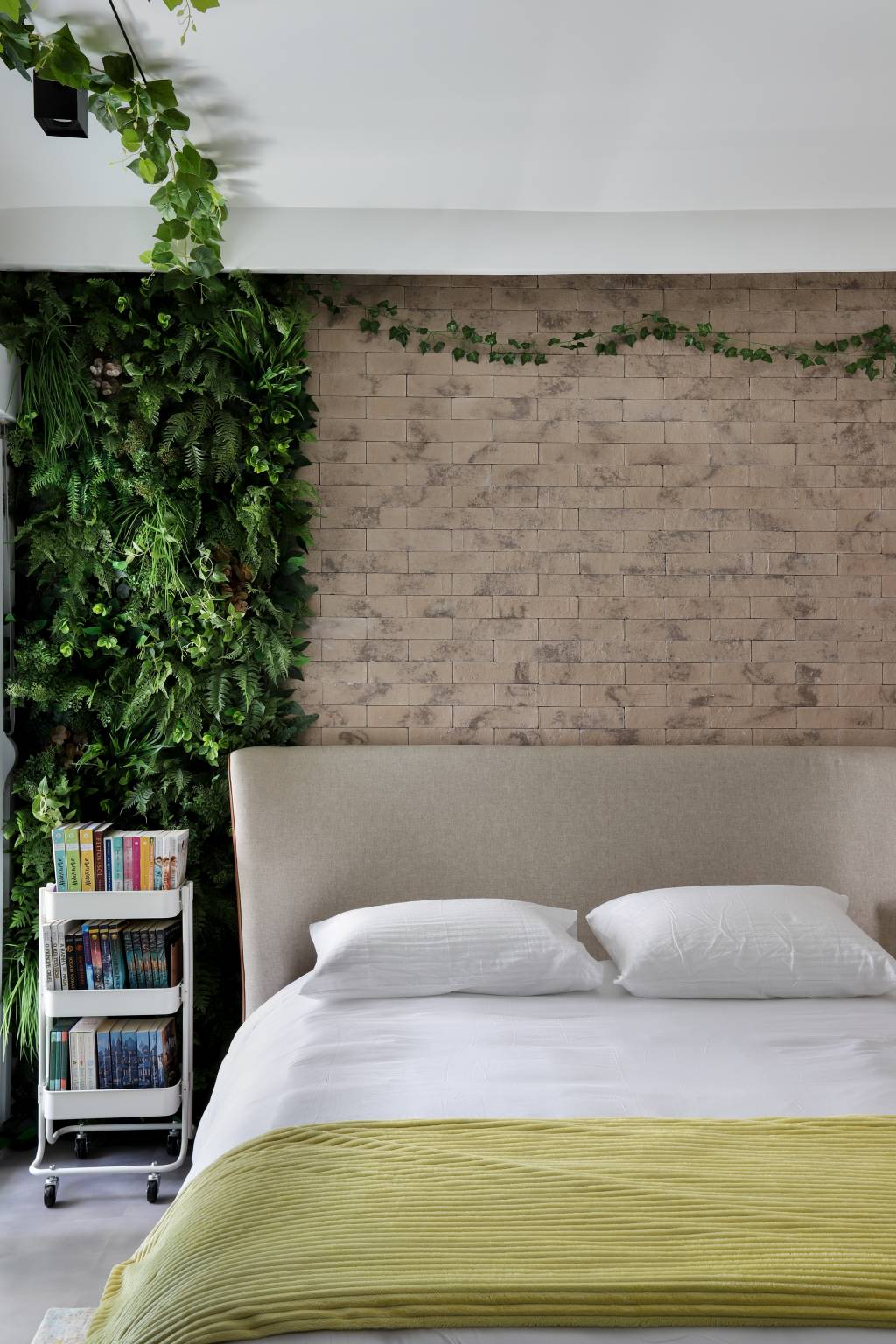 tijolinhos-serralheria-toque-pop-industrial-ape-163-m-studio-ela-17-quarto-jardim-vertical Tijolinhos e serralheria dão toque pop e industrial à apê de 163 m². Projeto de Studio Elã. Na foto, quarto, parede de tijolinhos, jardim vertical.