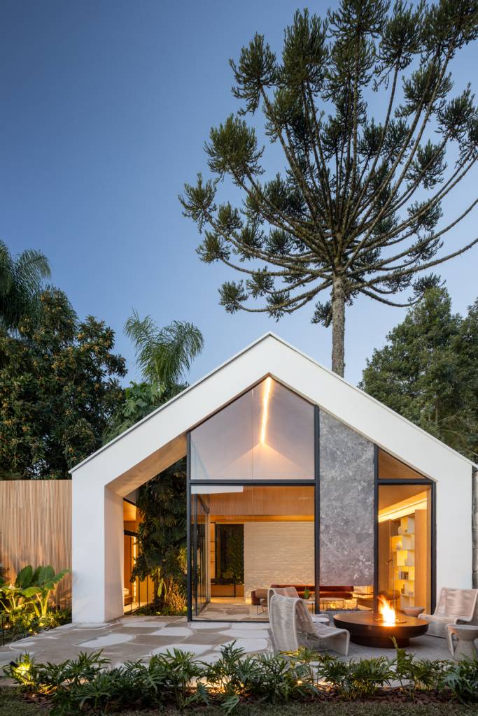 tiny-houses-discutem-sustentabilidade-relacao-com-natureza-casacor-pr-griff-arquitetura-foto-bia-nauiack-33 3 tiny houses lindas que discutem sustentabilidade e a relação com a natureza. Projeto de GRIFF Arquitetura para a CASACOR PR 2024. Na foto, fachada, pinheiro do paraná.