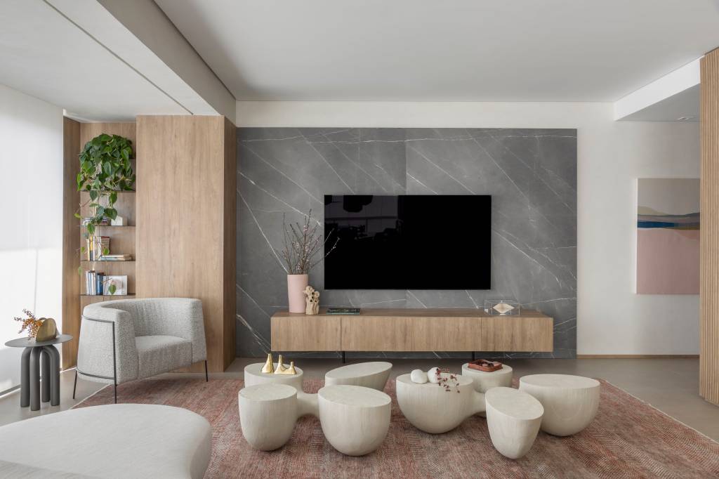 Apê de 195 m² tem referências orientais em papel de parede e layout integrado