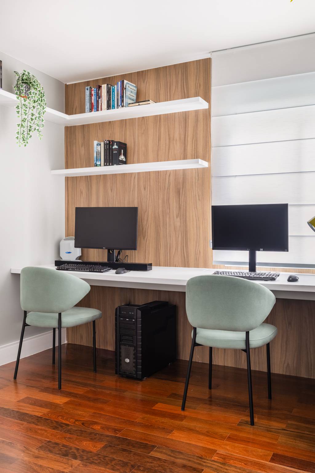 ape-cozinha-marcenaria-preta-home-office-com-painel-ripado-branco-duno-arquitetura-21 Apê tem cozinha com marcenaria preta e home office com painel ripado branco. Projeto de Duno Arquitetura. Na foto, home office duplo, bancada branca.