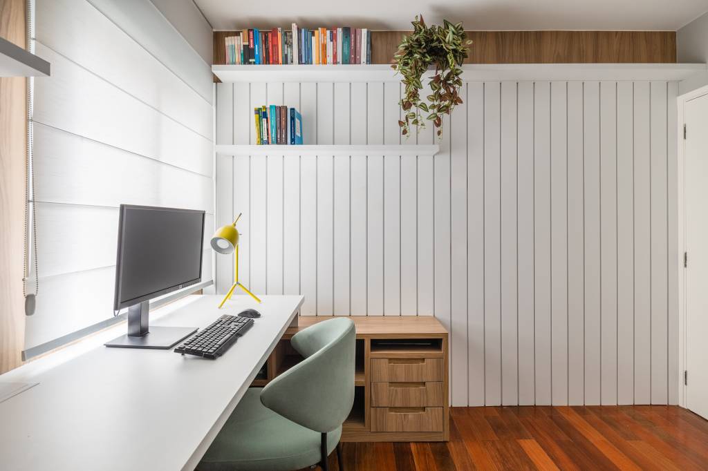 ape-cozinha-marcenaria-preta-home-office-com-painel-ripado-branco-duno-arquitetura-23 Apê tem cozinha com marcenaria preta e home office com painel ripado branco. Projeto de Duno Arquitetura. Na foto, home office duplo, bancada branca.