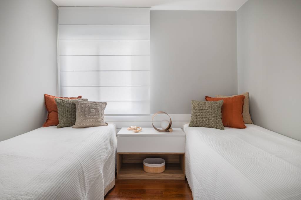 ape-cozinha-marcenaria-preta-home-office-com-painel-ripado-branco-duno-arquitetura-24-quarto-duas-camas Apê tem cozinha com marcenaria preta e home office com painel ripado branco. Projeto de Duno Arquitetura. Na foto, quarto, duas camas de solteiro, persiana.