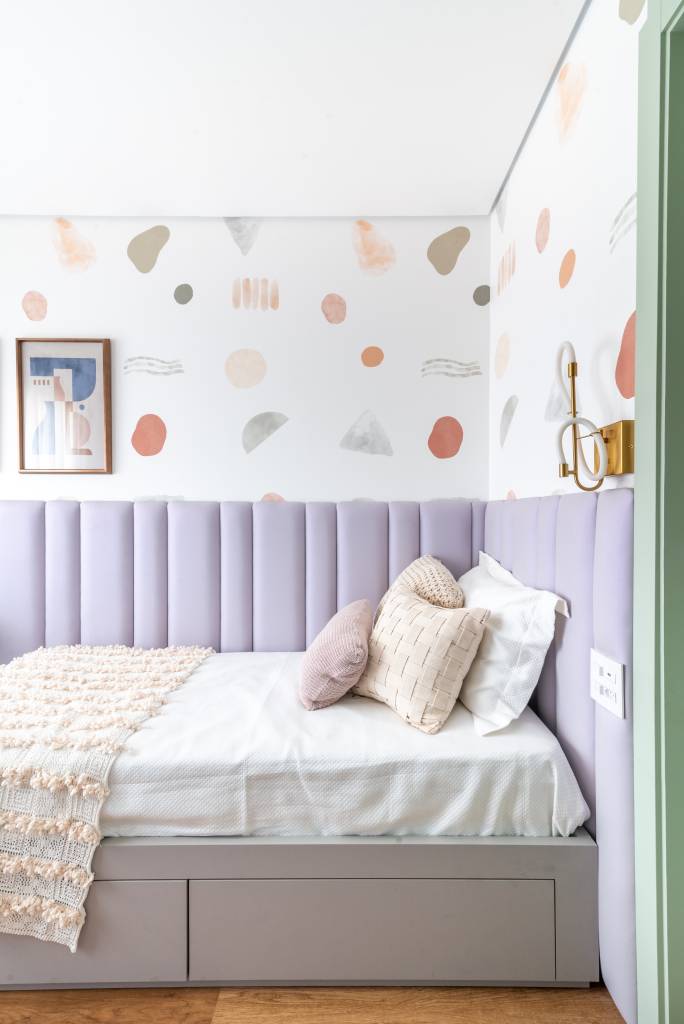 arquiteta-explica-o-estilo-kitsch-mari-milani-10-quarto-infantil Arquiteta explica o estilo kitsch, tendência maximalista que viraliza nas redes! Projeto de Mari Milani. Na foto, quarto infantil, porta verde, bolinhas coloridas na parede, cabeceira lilás.