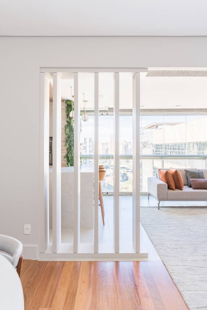 boiseries-a-molduras-vitorianas-elementos-classicos-que-nao-saem-de-moda-spaco-interior-01-brise-soleil Boiseries a molduras vitorianas: elementos clássicos que não saem de moda. Projeto de Ana Rozenblit. Na foto, Brise-soleil em sala de estar integrada